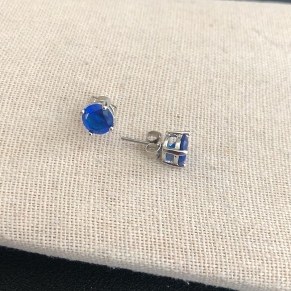 Vintage Mini Stud Earrings - Picture 2 of 3